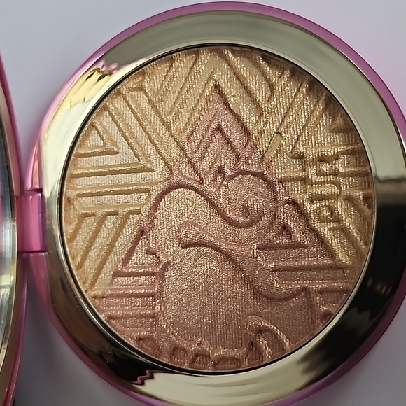 Pur X Barbie Confident Glow Signature Highlighter Pink Taffy & Bubbly - Picture 7 of 12